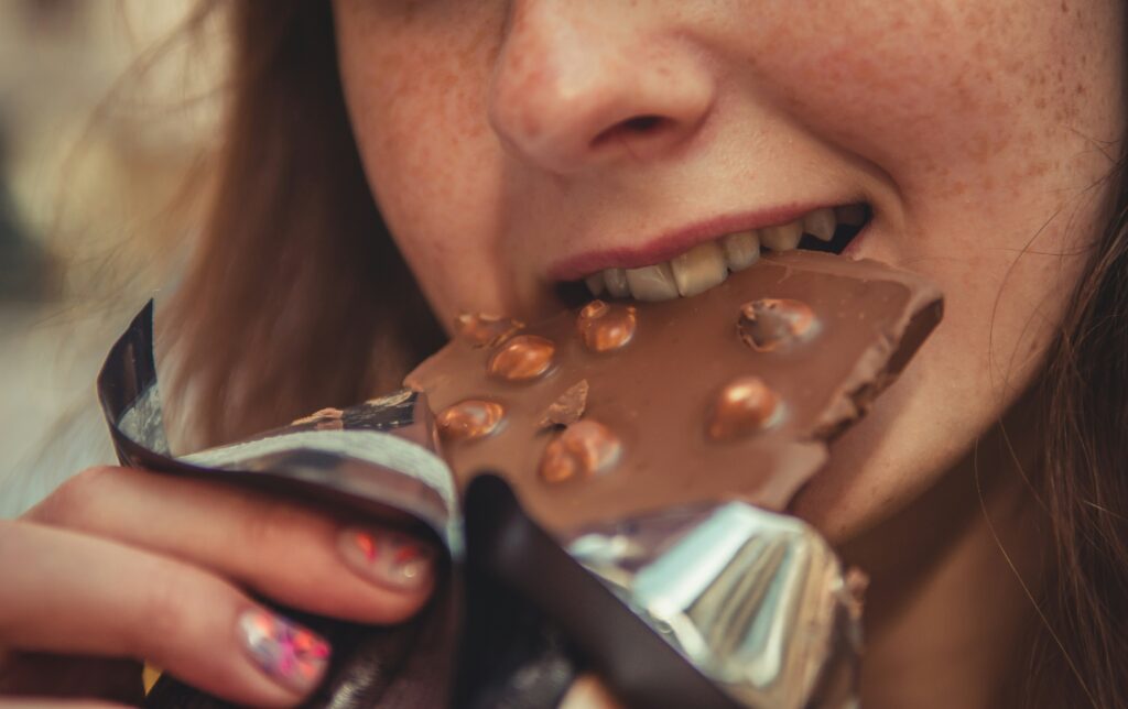 mulher trincando o chocolate