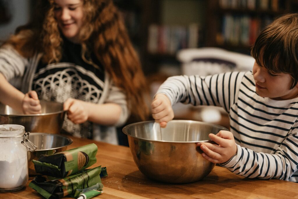 mãe e filho a cozinhar